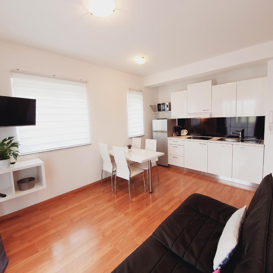 Apartments Marti ムルテル エクステリア 写真