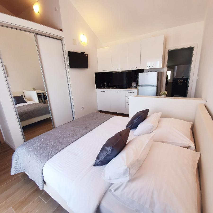 Apartments Marti ムルテル エクステリア 写真