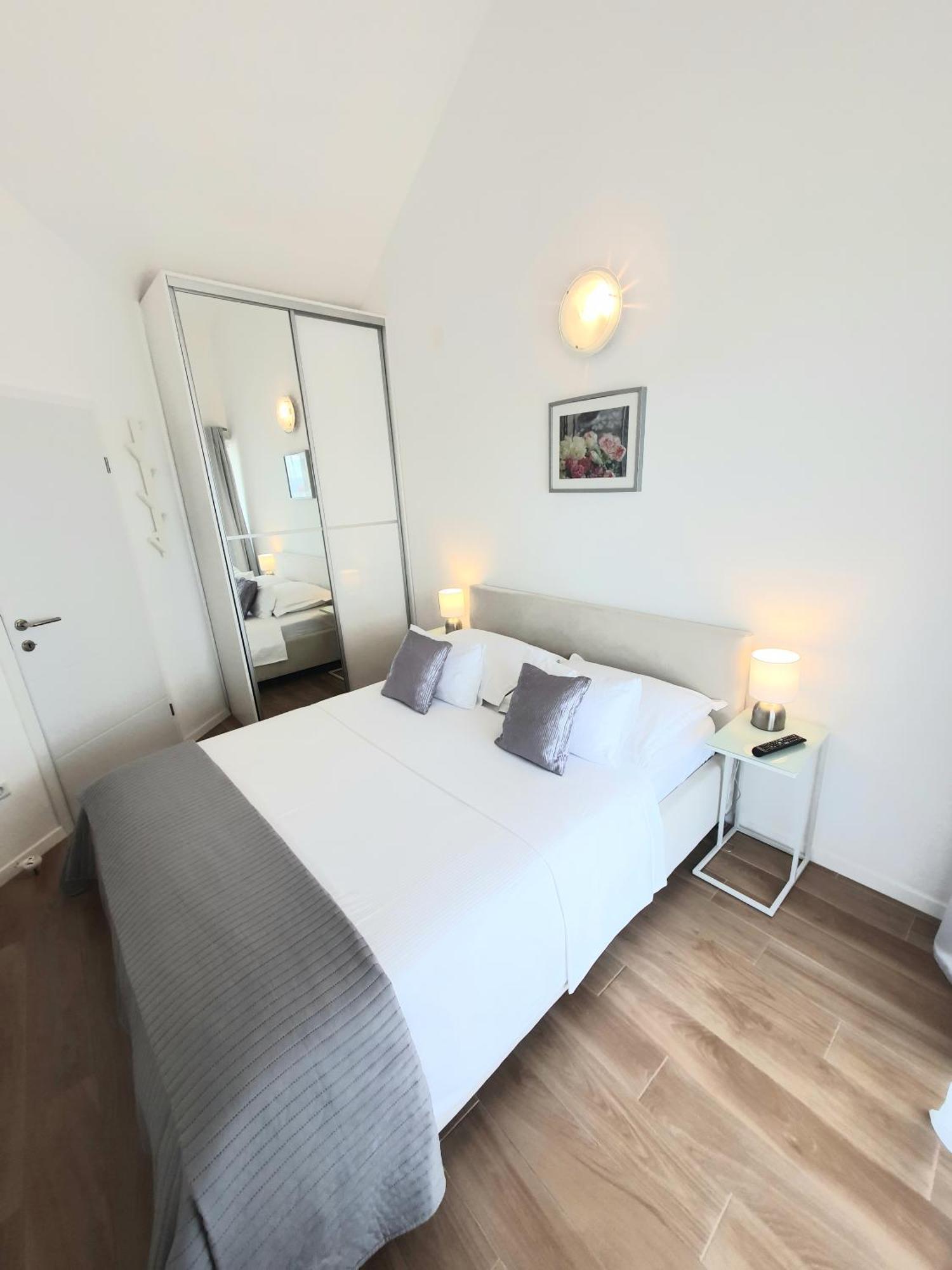 Apartments Marti ムルテル エクステリア 写真