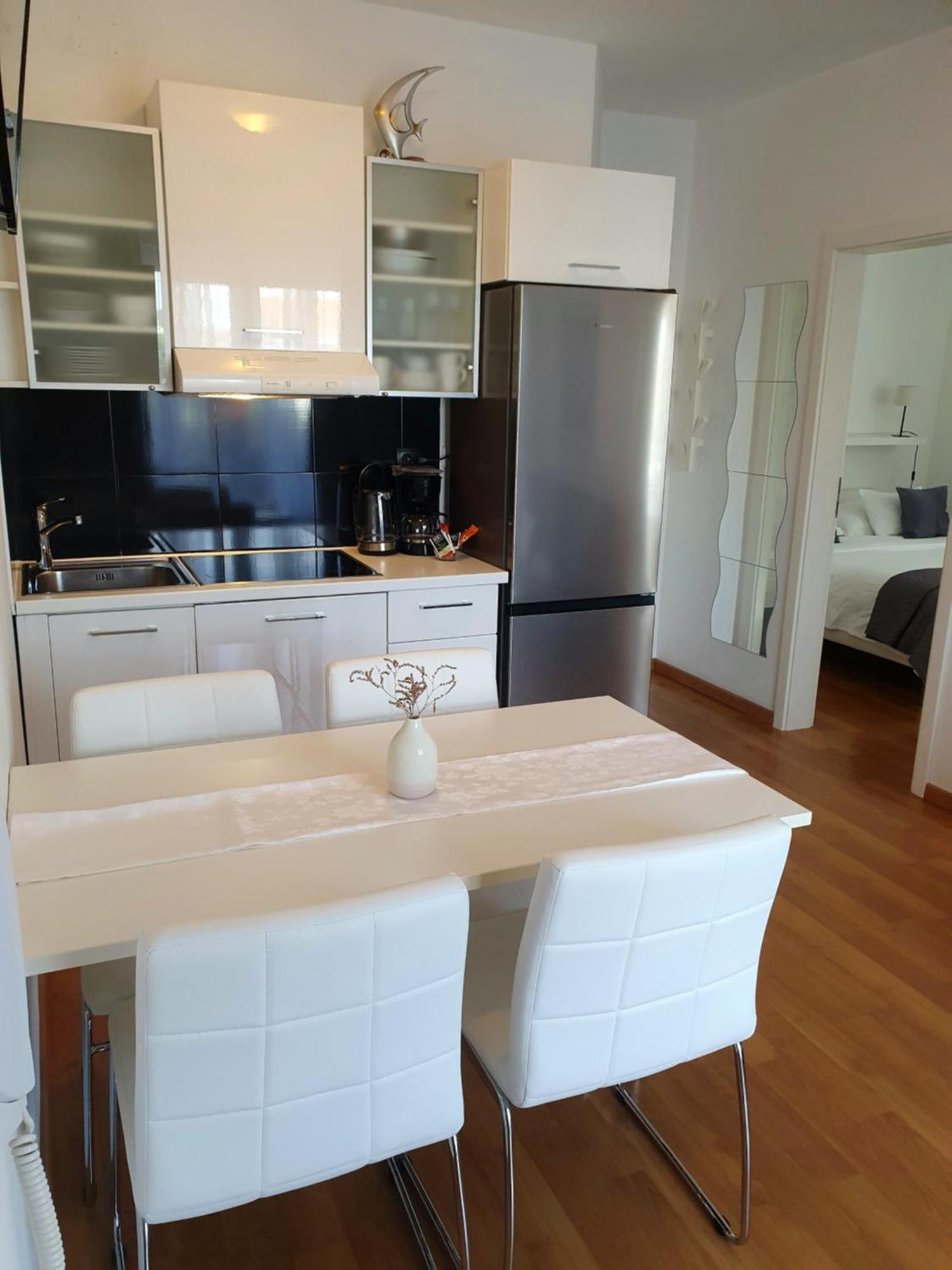 Apartments Marti ムルテル エクステリア 写真
